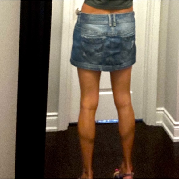 Guess mini Jean skirt with floral embellishments. Ladies size US28 - Picture 3 of 9